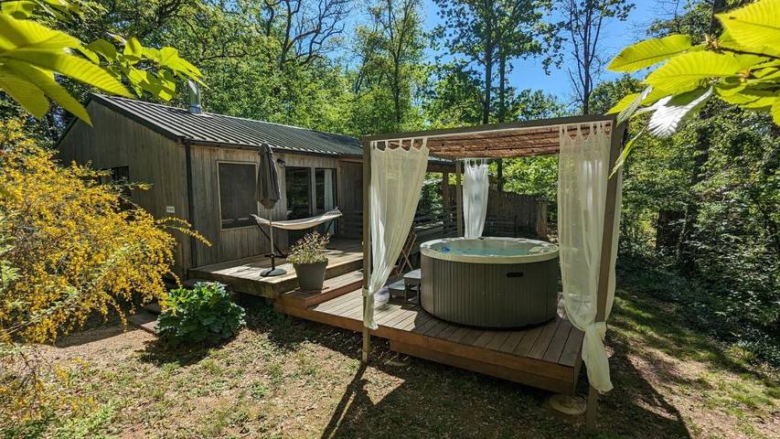 Gîte pour 4 personnes, avec piscine et terrasse ainsi que jacuzzi et jardin à Biron - 2
