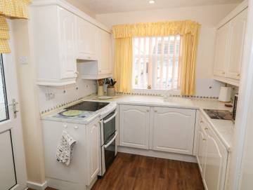 Log Cabin for 4 People in Benllech, Isle of Anglesey, Photo 4