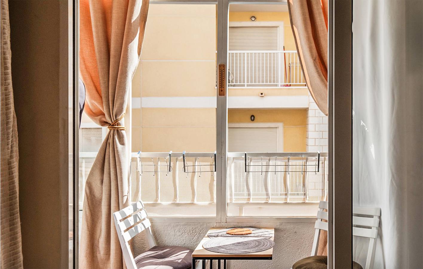 Entire holiday apartment, Beachside Apartment with AC & Terrace in Torrevieja Centre, Torrevieja