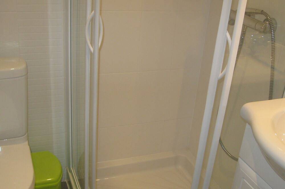 Appartement entier, Appartement de 60m2 ,terrasse,jardin au rdc d'une longère rénovée,internet in Arradon, Côte des Mégalithes