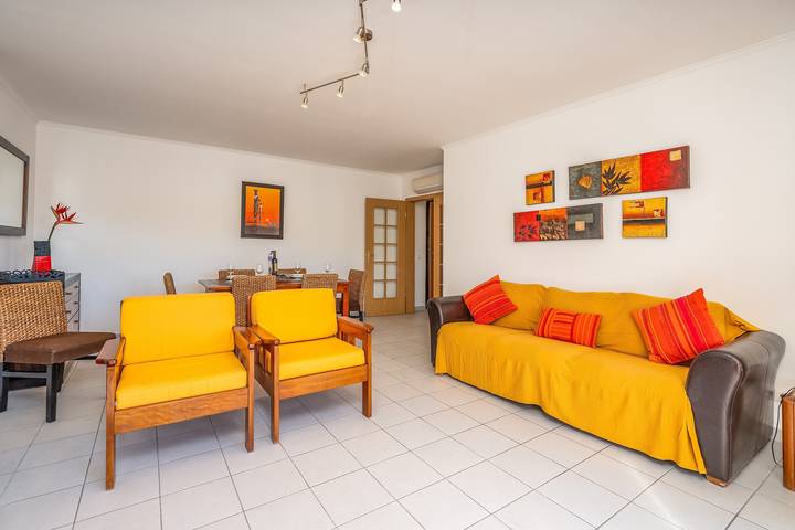Appartement entier, Appartement 'Cool Motion Rocha Beach T1' avec balcon, Wi-Fi et climatisation in Praia da Rocha, Portimão