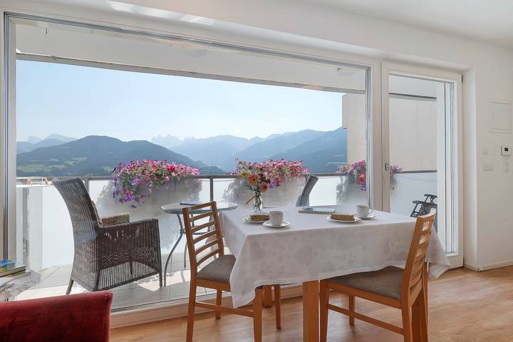 Entire apartment, Apartment 'Wiesenrain  Bergblick' with Mountain View, Shared Garden and Wi-Fi in Feldthurns, Dolomiti Superski