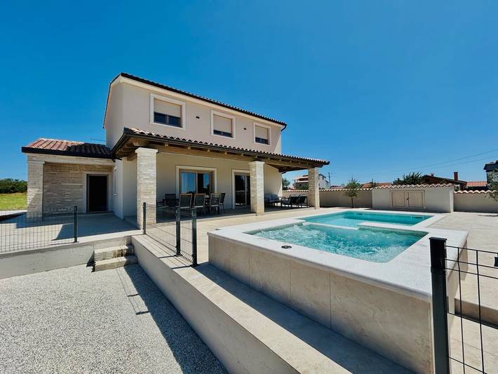 Villa for 8 people, with pool and yard as well as balcony - 1