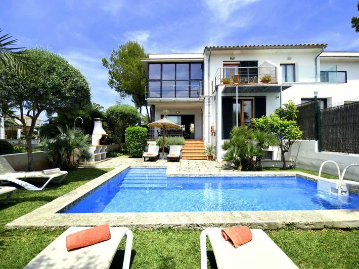 Ferienwohnung mit Meerblick für 9 Personen, mit Terrasse und Garten sowie Pool in Can Picafort