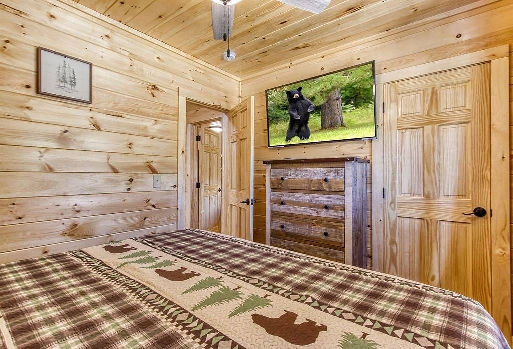 Pigeon Forge Getaway, Hot Tub, Game Room, Wifi, $560 Free tickets each paid day! in Pigeon Forge, Sevier County