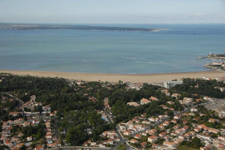 Camping pour 4 personnes, avec terrasse ainsi que jacuzzi et piscine à Saint-Georges-de-Didonne - 2
