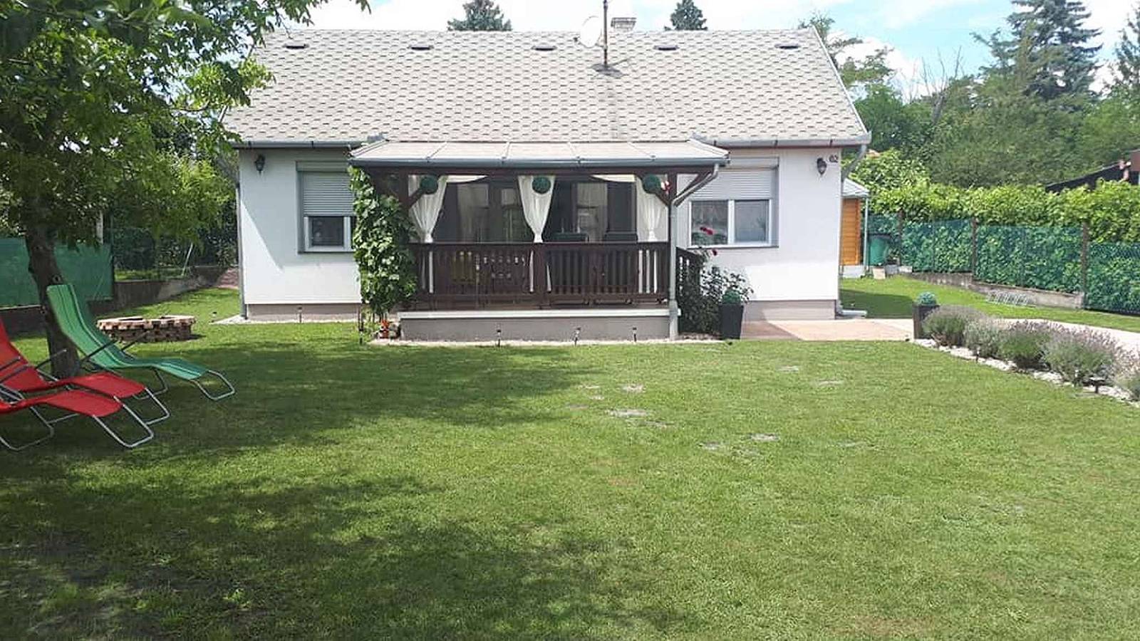 Ferienhaus mit Spielzeug im Garten in Balatonfenyves, Plattensee Südufer