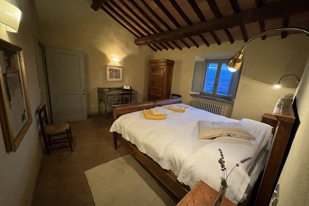 Podere Fontebernardi, authentic Tuscan farmhouse overlooking Pienza. in Pienza, Orciatal