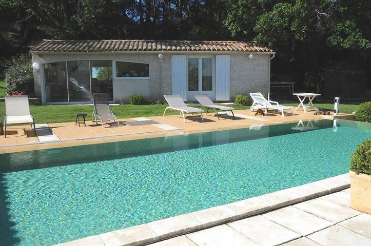 Location de vacances pour 3 personnes, avec vue ainsi que jardin et piscine à Éguilles - 3