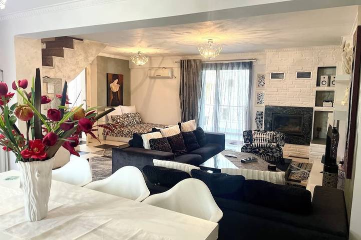 Vacation rental for 8 people, with balcony in Athens