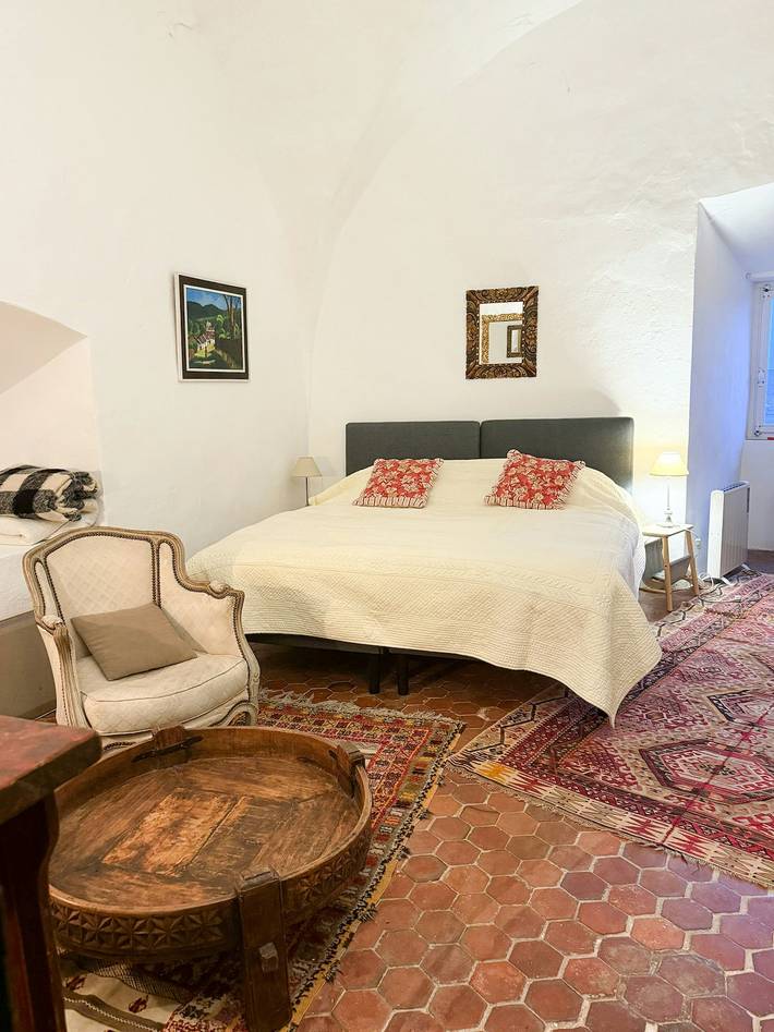 Künstlerburg und ihre romantischen Ruinen in Vénéjan, Nimes und Umgebung