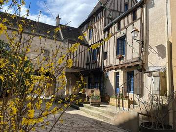 Chambre d’hôte pour 2 personnes, avec vue et terrasse à Noyers