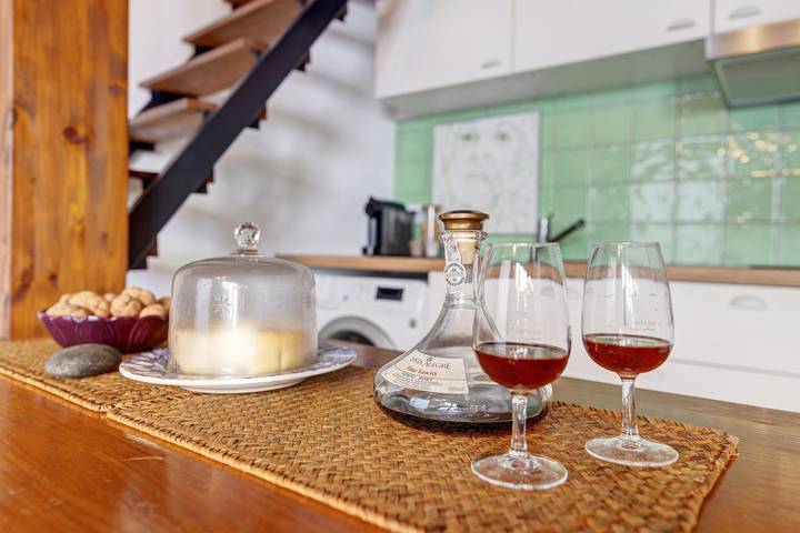 Entire holiday apartment, Tiny Home 'Casa Das Cantonas Valada' with Shared Pool, Wi-Fi and Air Conditioning in Valada, Tejo River