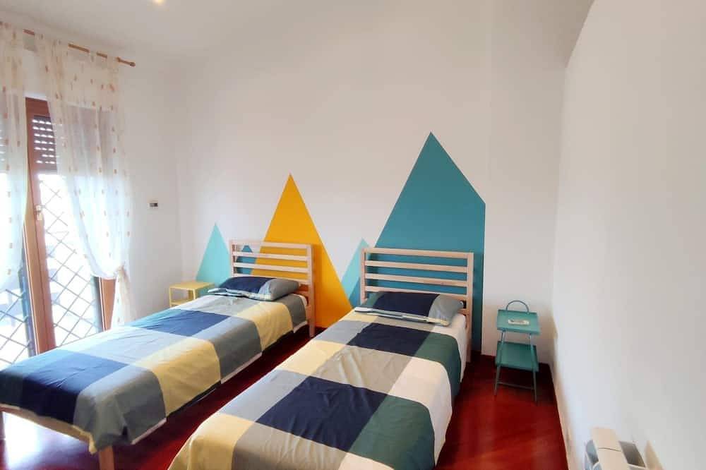 Apartamento entero, 2-bedroom apartment in phenomenal Ciampino with Wifi, Ac in Ciampino, Castelli Romani