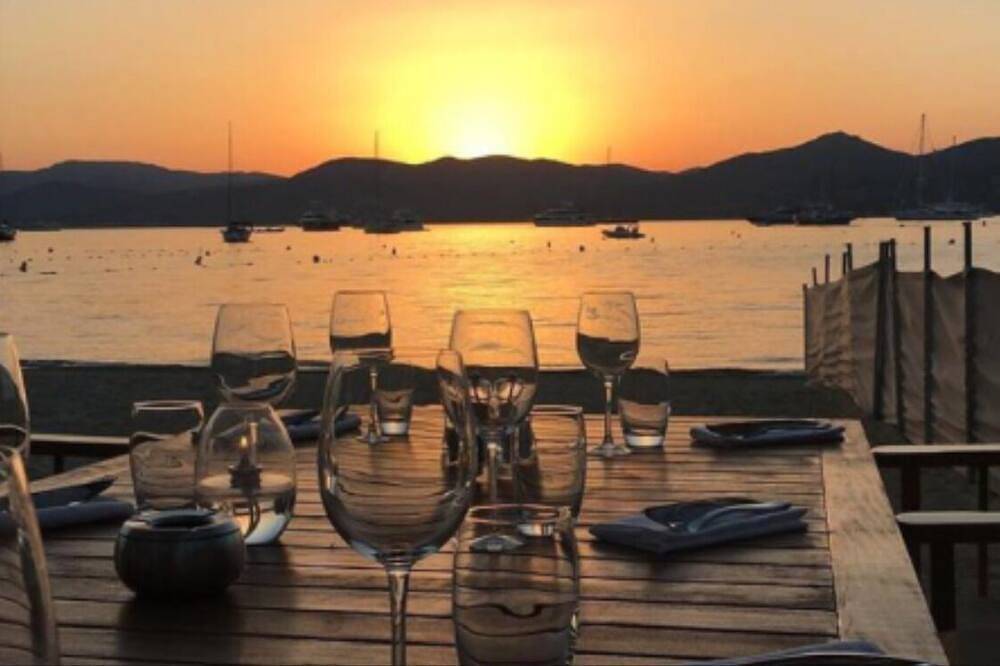 Saint-Tropez House with garden, 2 bedrooms sleeps 5, beach 50 m. in Gassin, Draguignan region