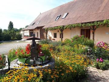 Gîte pour 11 personnes, avec vue ainsi que jardin et piscine, animaux acceptés à Sens-sur-Seille
