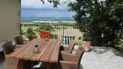 Chambre d’hôte pour 2 personnes, avec terrasse et piscine ainsi que vue et jardin à Galapian