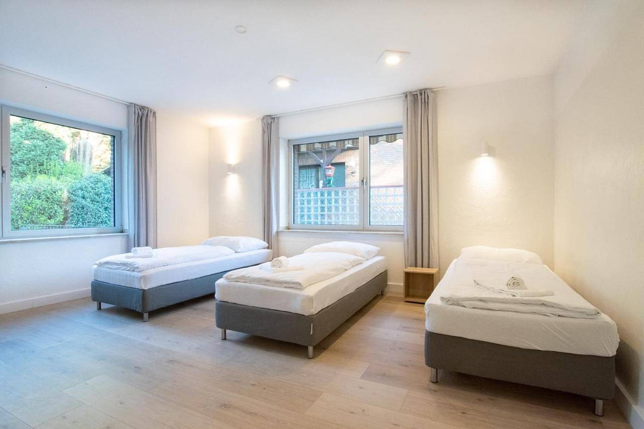 Ganze Wohnung, Tolstov House - Freistehendes 9 Zimmer Haus mit großem Garten in Pulheim, Rhein-Erft-Kreis