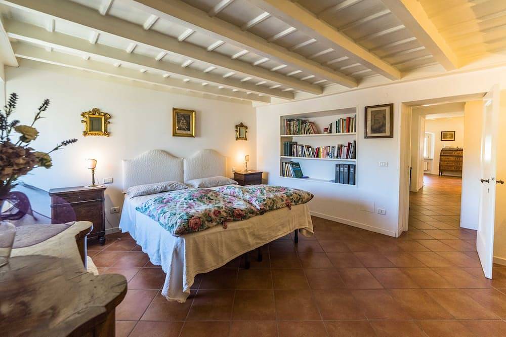 Entire apartment, Elegant, confortable flat in historical house, in the heart of Città Alta in Bergamo, Bergamo Province
