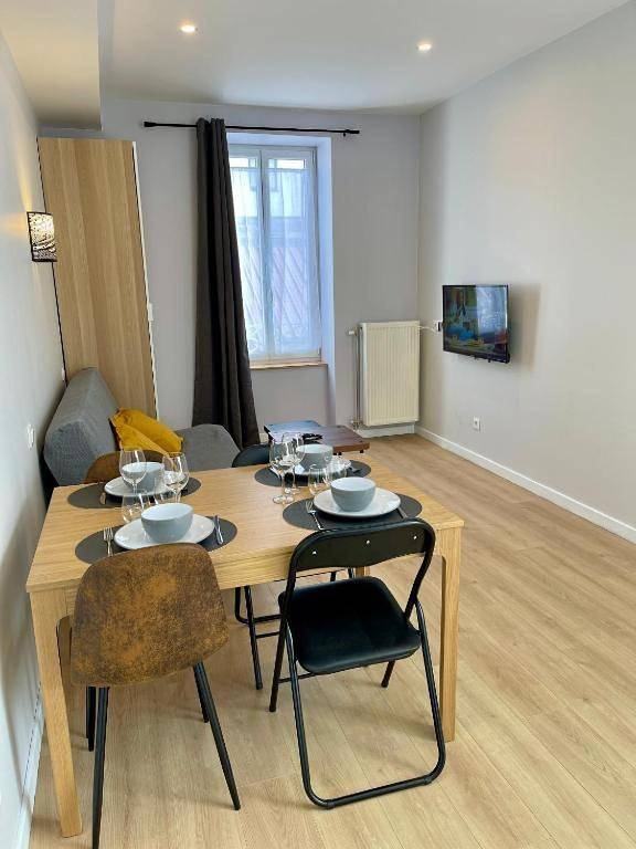 Appartement entier, Appart'Village Le Creusot centre - Parking facile - Bus gare Tgv 17 min in Le Creusot, Région d'Autun