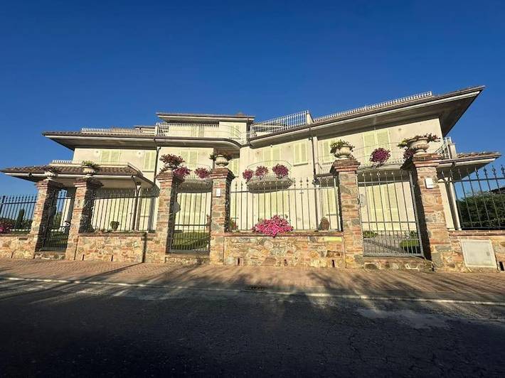 Casa vacanza per 10 persone, con Balcone e Idromassaggio nonché Terrazza e Giardino a Altopascio