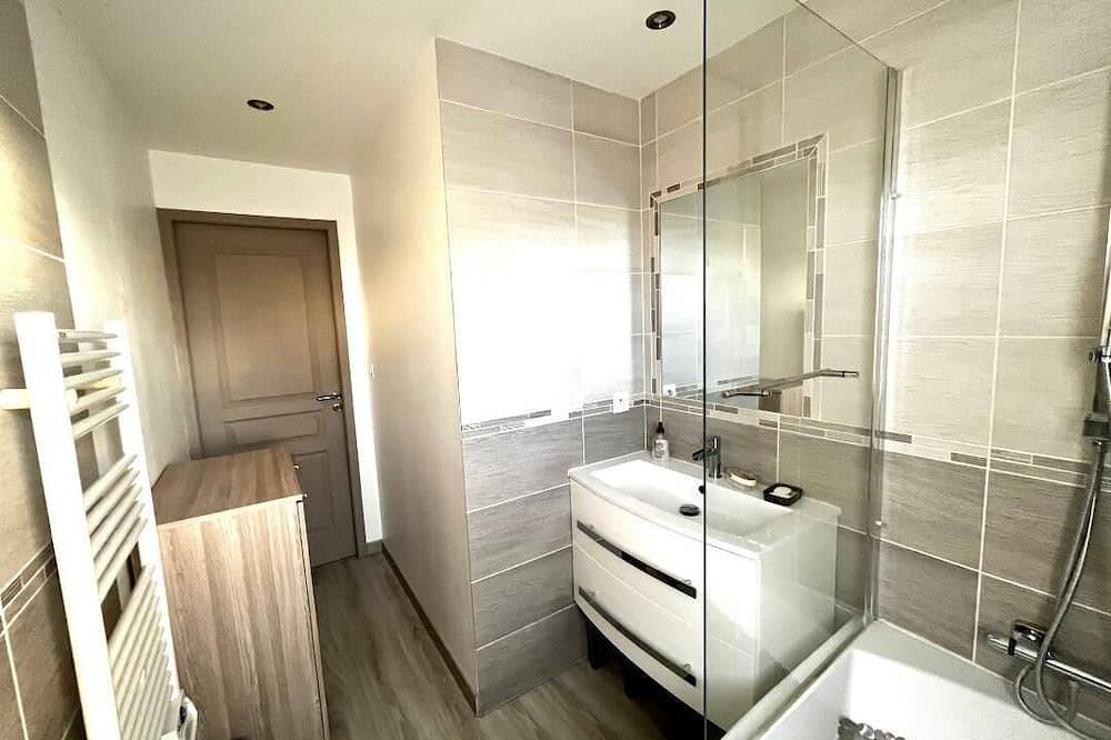 Apartamento entero, Cosy apartment, 100 m from beaches, quiet area with outside, air conditioning, wifi & parking in Saint-Chamas, Istres region