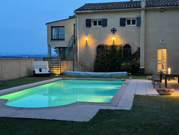 Gîte pour 12 personnes, avec Terrasse ainsi que Jardin et Piscine
