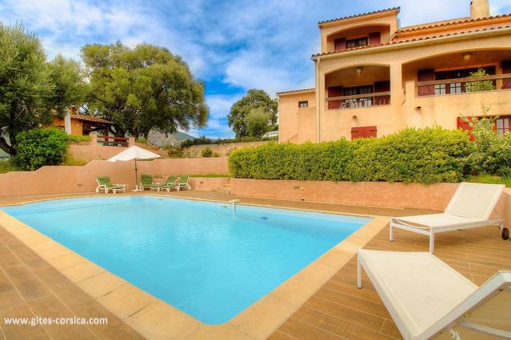 Gîte pour 4 personnes, avec Terrasse et Jardin ainsi que Piscine et Vue
