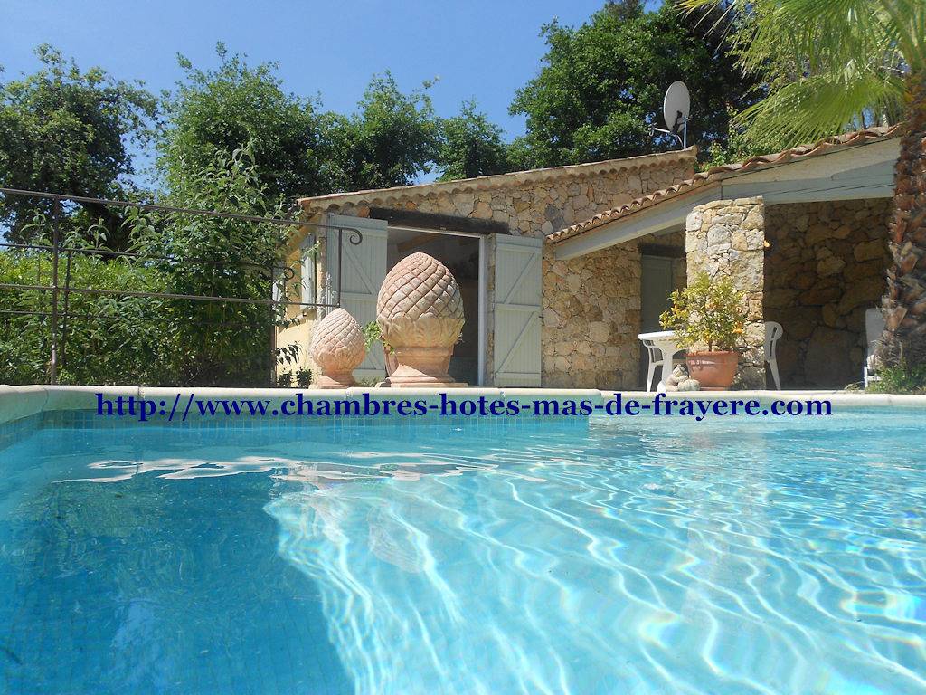 Le Mas de Frayère, entre Grasse, Cannes et Nice - La chambre "Coquelicot" in Le Rouret, Côte méditerranéenne (France)
