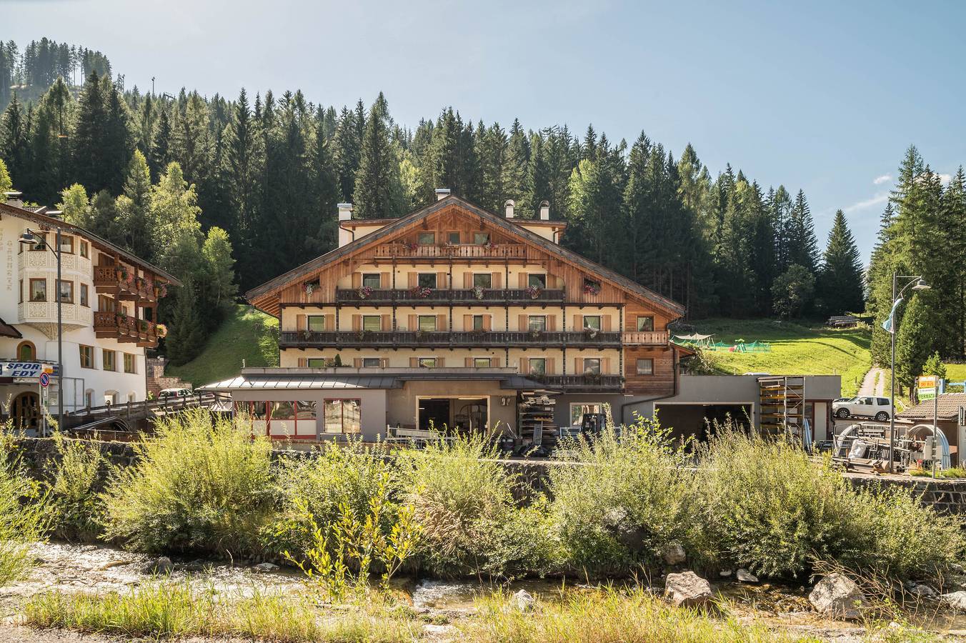 Apartamento entero, Apartamento 'Buffaure A Parte' con vistas a la montaña, terraza privada y Wi-Fi in Pozza Di Fassa, San Giovanni Di Fassa