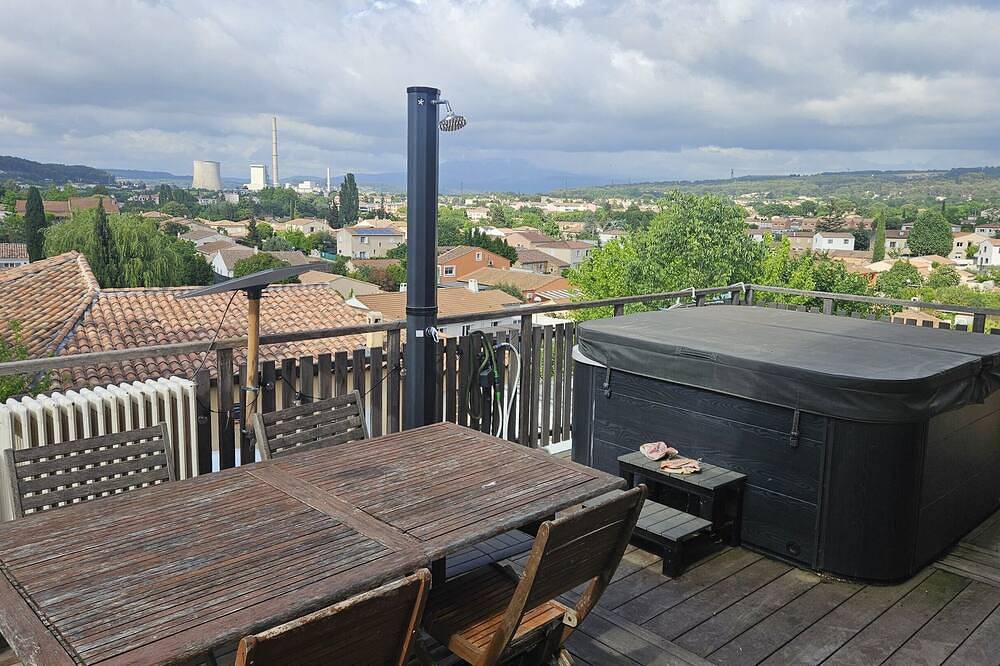 Ganze Wohnung, Apartment-Apartment-Ensuite mit Badewanne und Dusche-Blick auf die Landschaft in Gardanne, Mittelmeerküste (Frankreich)