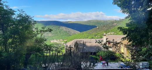 Gîte pour 12 personnes, avec terrasse et vue, animaux acceptés à Sablières