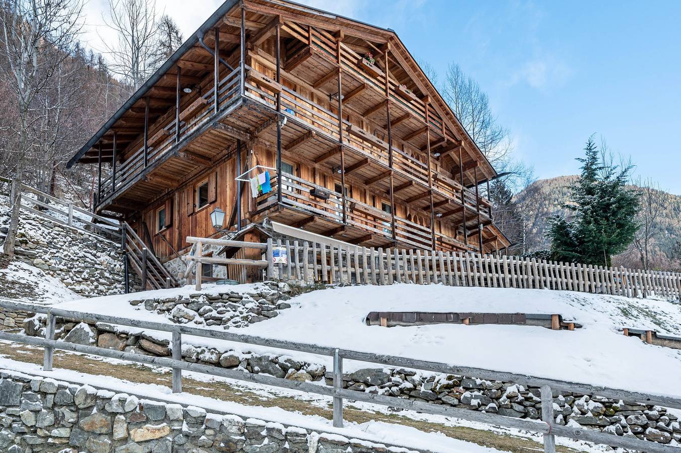 Apartamento inteiro, Chalet Panorama Rabbi com vista para as montanhas no Vale de Rabbi in San Bernardo (Rabbi), Rabbi