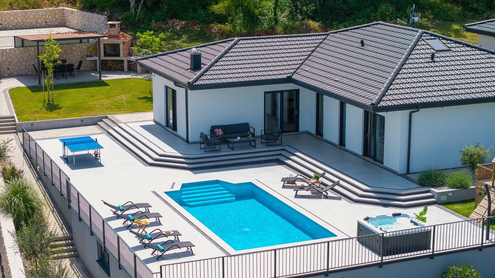 3 Schlafzimmer mit eigenem Bad, Spielplatz, Tischtennis, Playstation 5, Spielhaus mit Rutsche und Schaukel in Imotski, Makarska Riviera