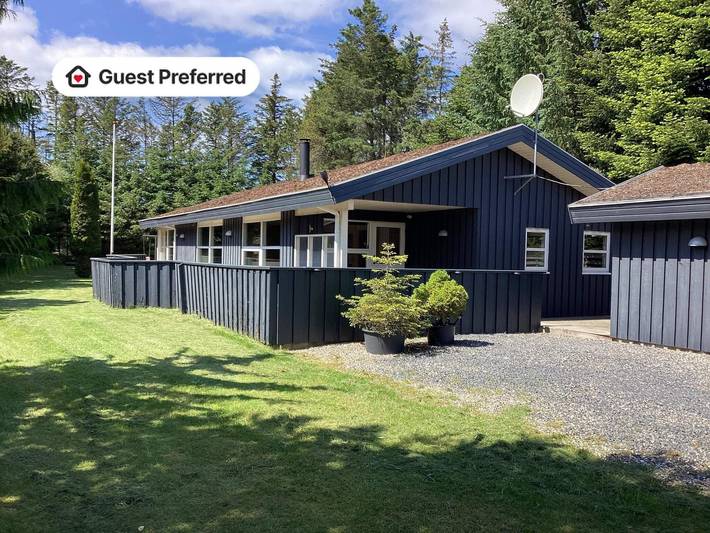 Ferieudlejning for 8 personer, med have og terrasse, børnevenlig i Hune