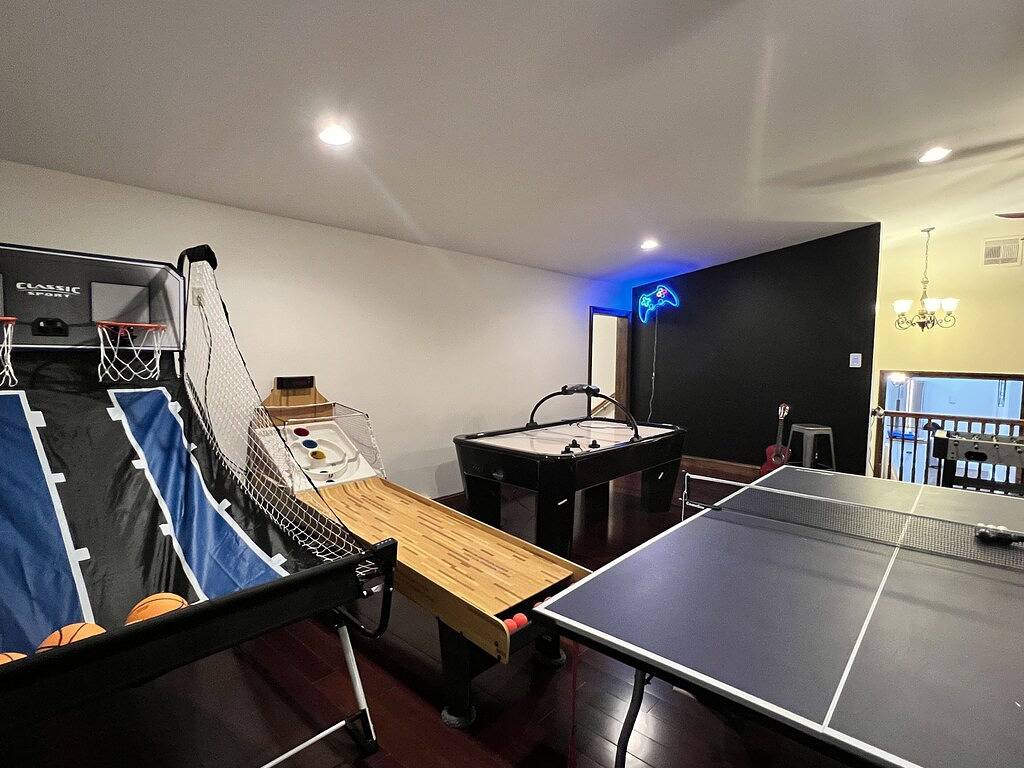 Huge Cabin at Ski Mtn- Hot Tub, Fireplace, Game Room in Masthope, Pike County