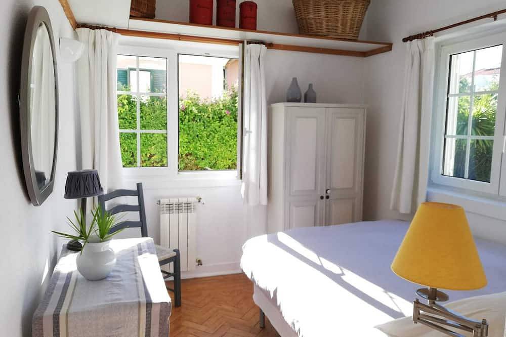 Traditional Villa  with pool and garden 15 minutes walk to sea front & beaches. in Cascais e Estoril, Costa de Lisboa
