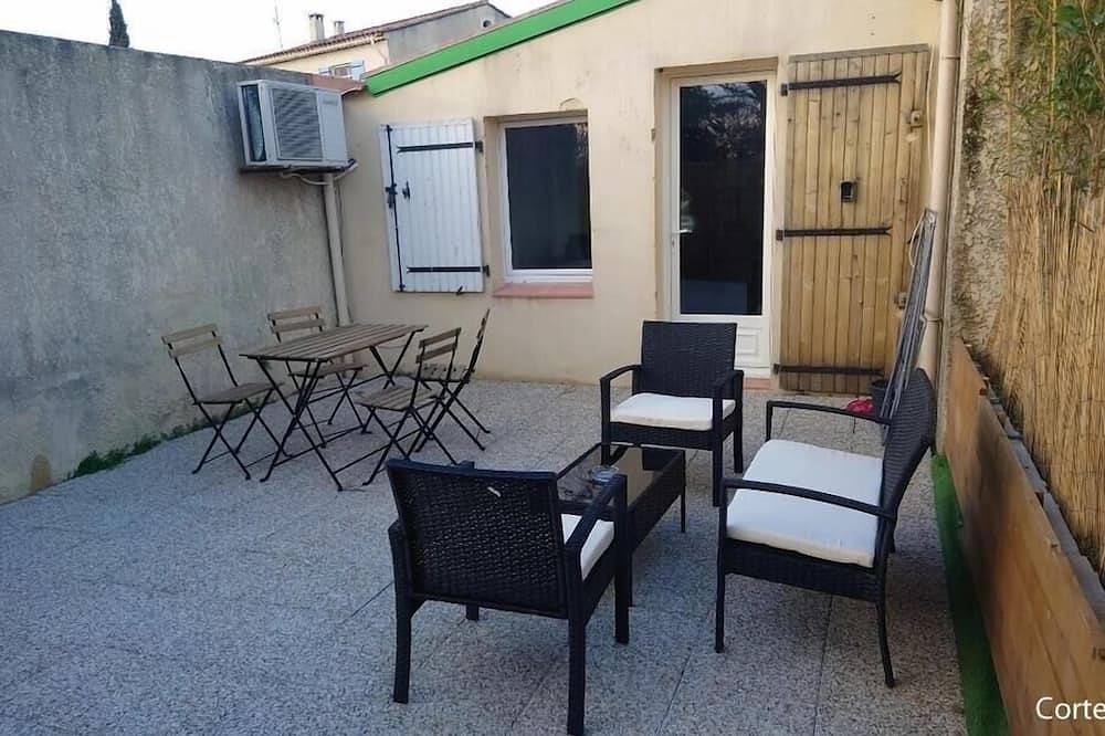 Entire apartment, Single apartment sleeping 4 in Miramas, Mediterranean Coast (France)