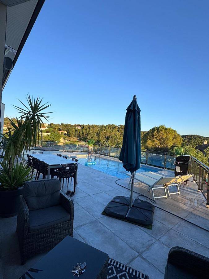 Location de vacances pour 8 personnes, avec piscine ainsi que vue et jardin à Saint-Julien-les-Rosiers - 2