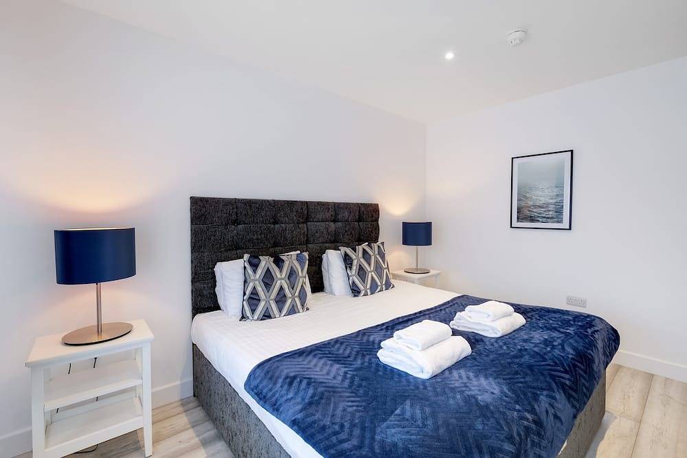 Church Rd 254 - Bright 6 bedroom 3 bath house ideal for Pinewood Studios in Iver, Colne Valley Park