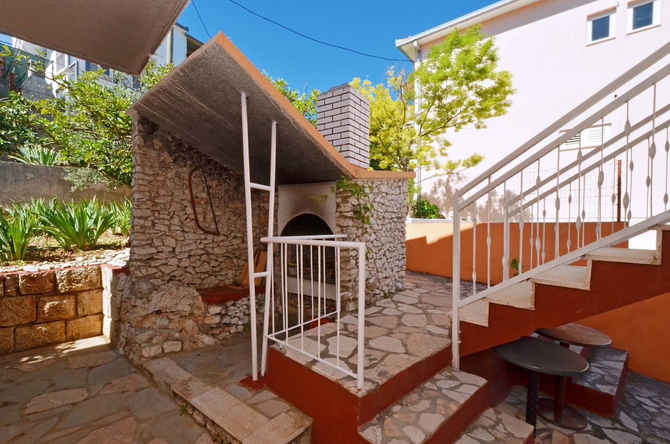 Ganze Ferienwohnung, B apartment with terrace with the sea view in Arbanija, Ciovo