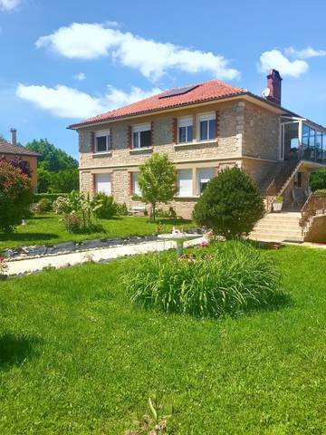 Gîte pour 6 personnes, avec terrasse dans Toulonjac