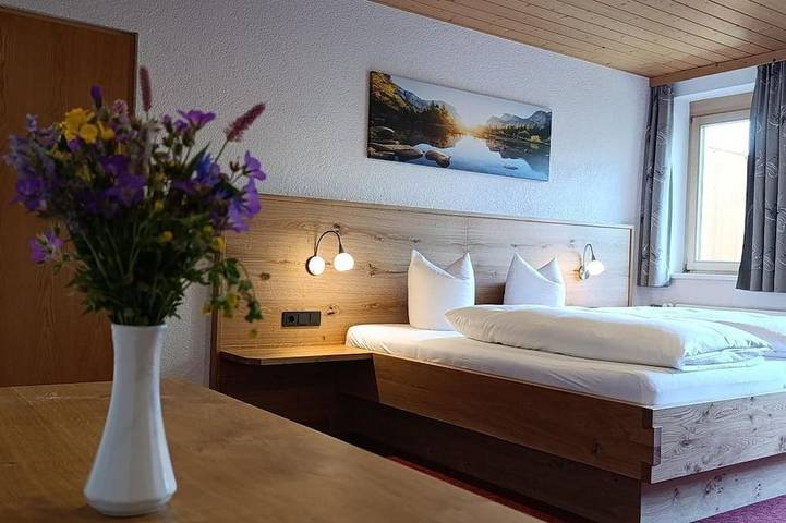 Familienzimmer mit Balkon - Pension Edelweiss Bischof Kg in Bregenzerwald (Vorarlberg), Damüls