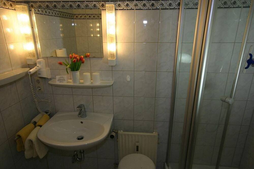 Entire apartment, Appartement mit Balkon, Dusche, Wc, Kat. 2/1 Raum - Ferienwohnungen Café Schneidewind Kirchstraße in Bad Pyrmont, Weser Hills