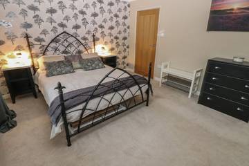 Holiday Home for 2 People in Pembroke, Pembrokeshire, Photo 3