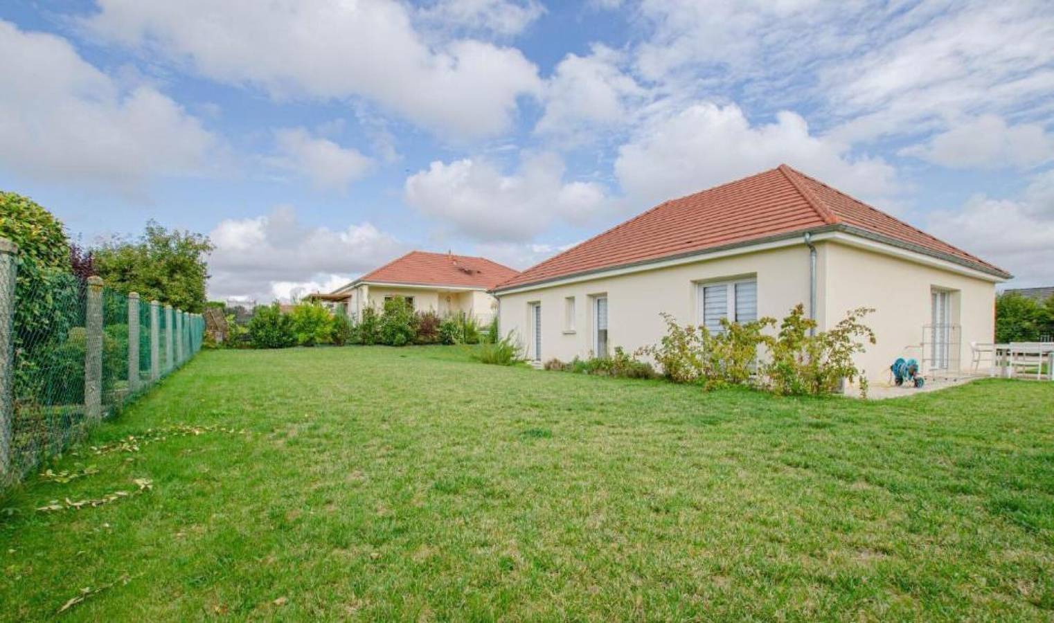 Casa Vacacional 'Le Fairway' con Terraza Privada, Jardín Privado y Wi-Fi in Bréviandes, Aube (desambiguación)