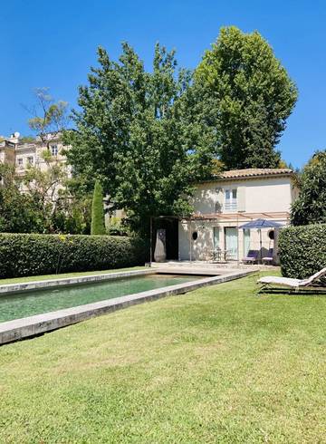 Gîte pour 2 personnes, avec piscine ainsi que jardin et terrasse à Vallabrix