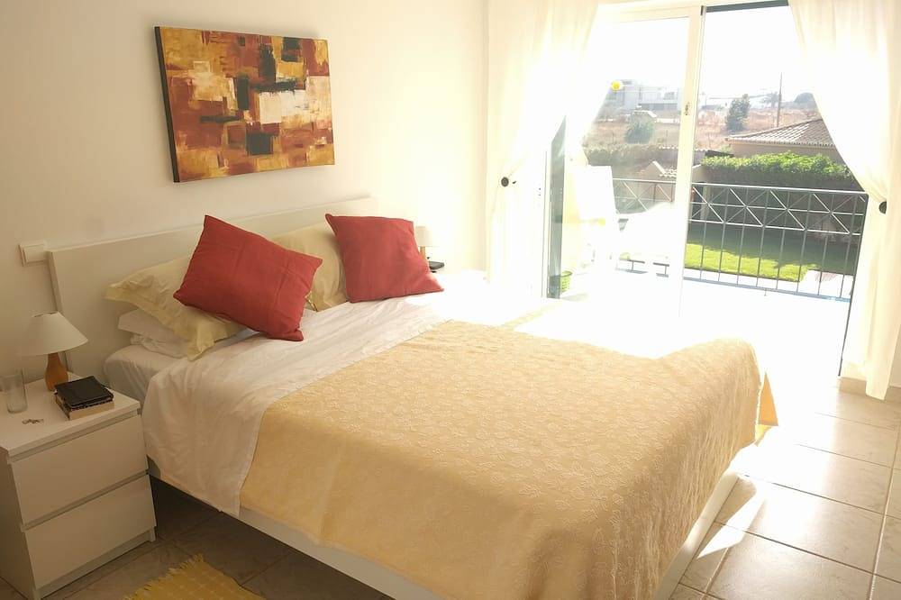 Ganze Wohnung, Schöne 2-Bett-Wohnung in einer kleinen Wohnanlage mit Pool in Santa Maria, Lagos