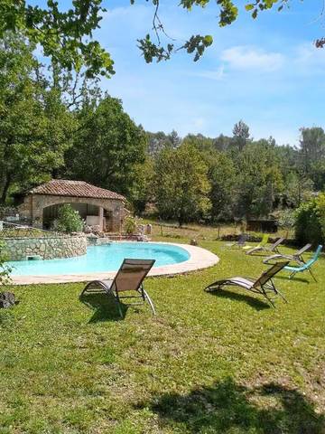 Cottage pour 9 personnes, avec piscine, animaux acceptés à Montferrat