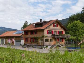 Ferienwohnung für 5 Personen, mit Balkon und Garten, kinderfreundlich in Bezau